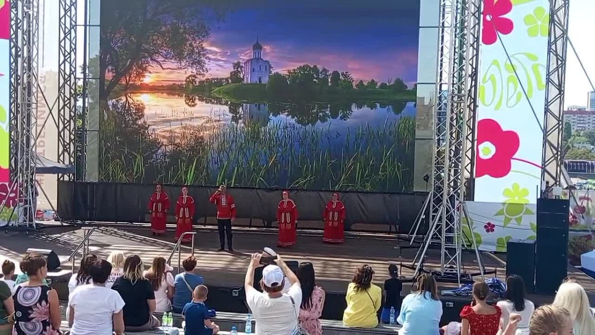 Выступление ансамбля "Вдохновение" Черемисиновского районного Дома культуры