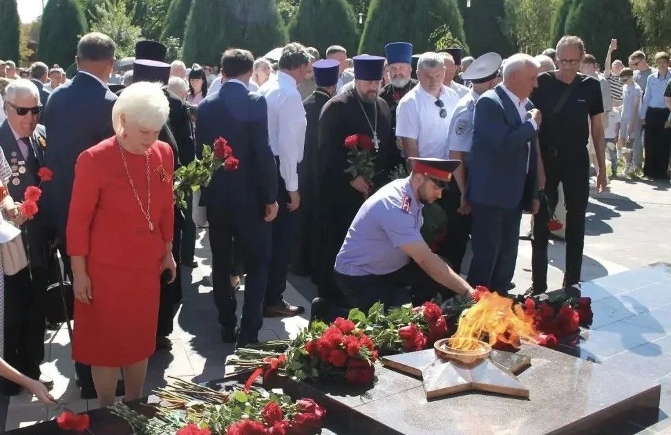 В Железногорске в Сквере воинской славы зажгли Вечный огонь в честь 83-й годовщины Победы в Курской битве