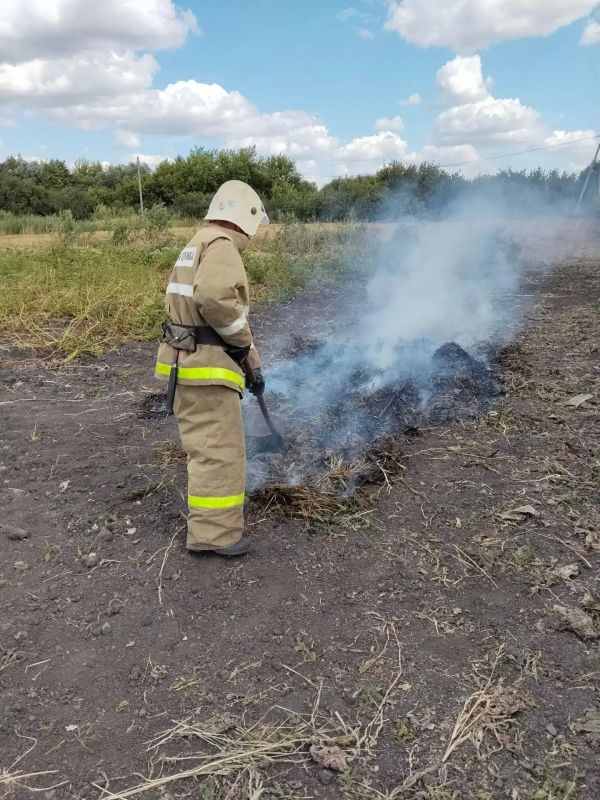 Огнеборцы ПЧ Солнцевского и Пристенского районов на тушении возгораний