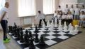 Александр Хинштейн передал ростовые шахматы детям в Понырях