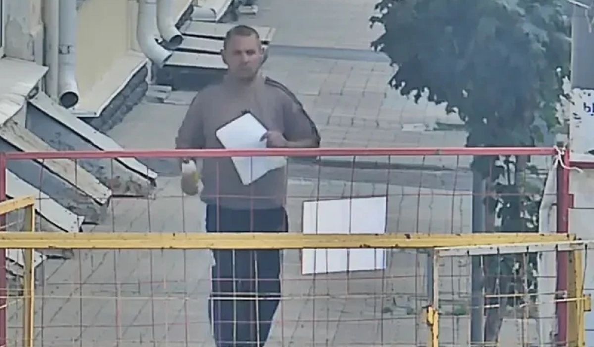 В Курске камеры зафиксировали расклейщика объявлений на улице Ленина