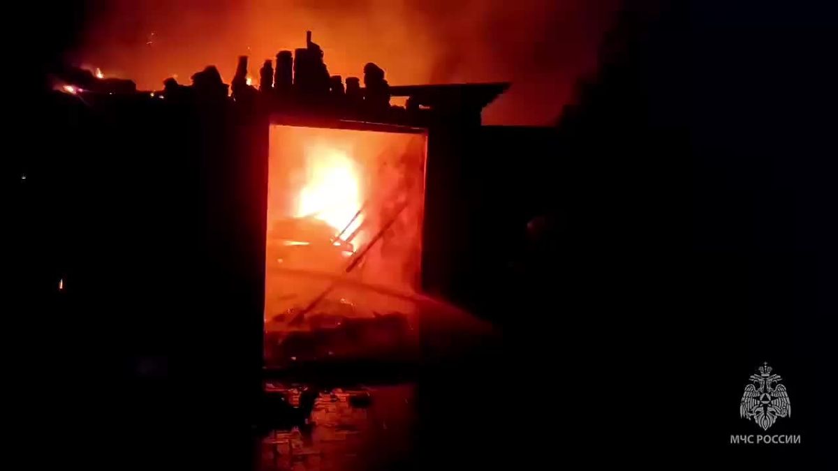 В поселке Медвенка огонь уничтожил шлакоблочный гараж площадью 60 квадратных метров и находящийся там легковой автомобиль