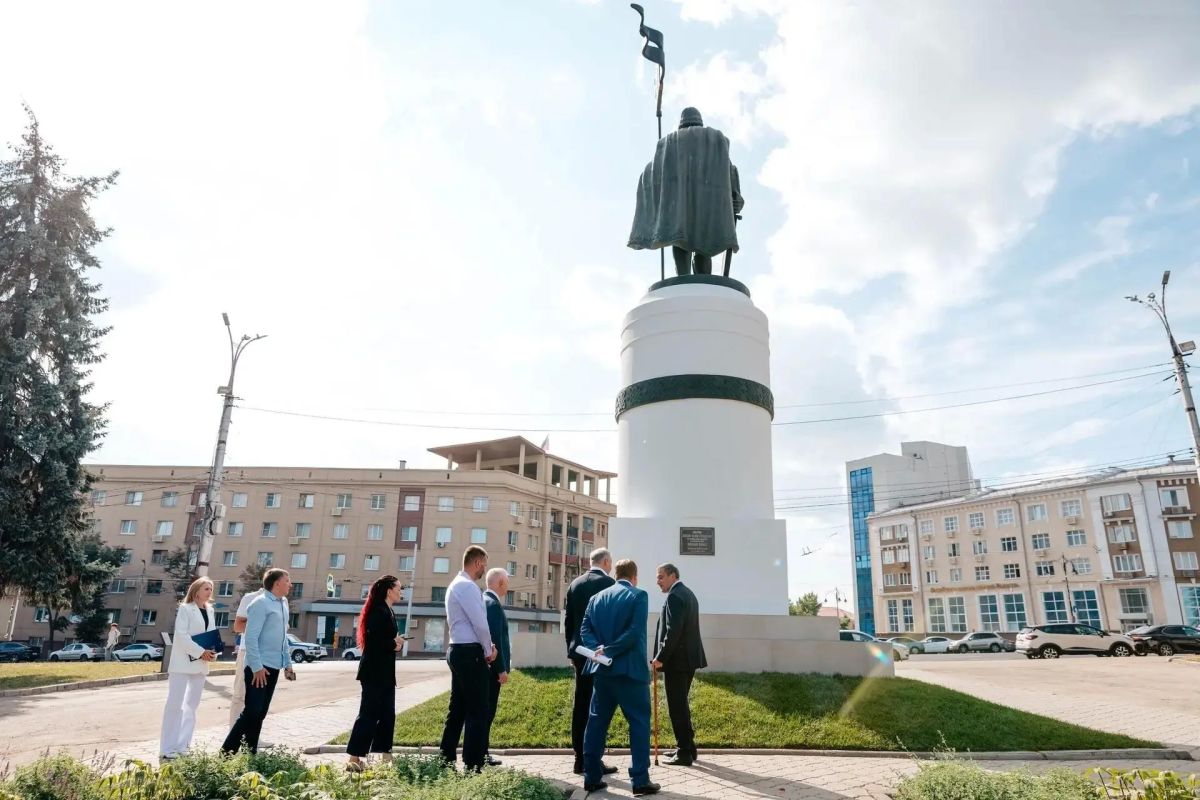 В Первомайском парке Курска завершили реконструкцию памятника Александру Невскому