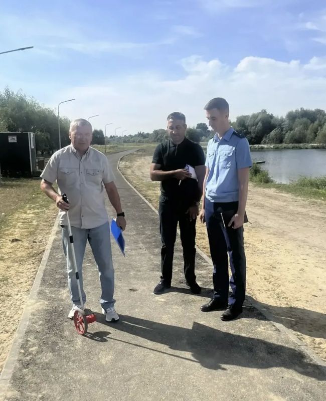 Прокурор Мантуровского района проверил качество работ по благоустройству общественного пространства вблизи участка реки Сейм