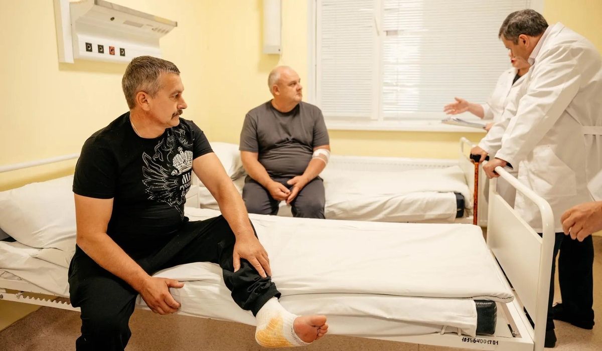 Александр Хинштейн навестил раненых от атак ВСУ в областной больнице