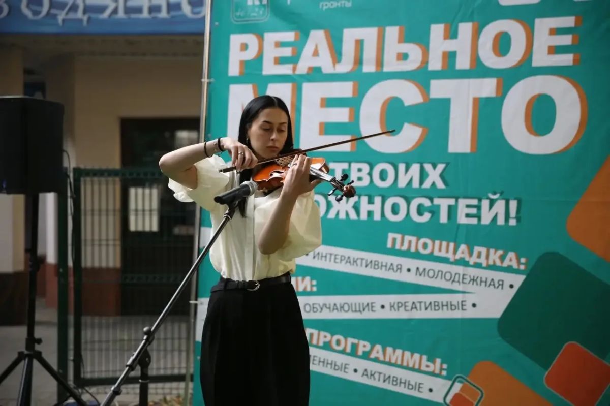 Вчера в сквере за Центральной городской библиотекой им. Ф. А. Семёнова прошла тематическая программа «ПервоКЛАССНОЕ чтение»