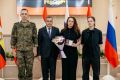 Александр Хинштейн: Сегодня в Парадном зале Дома Советов вручил государственные и региональные награды курянам, которые своим ежедневным трудом показывают, что они опора для людей, родной земли, нашего региона и всей страны