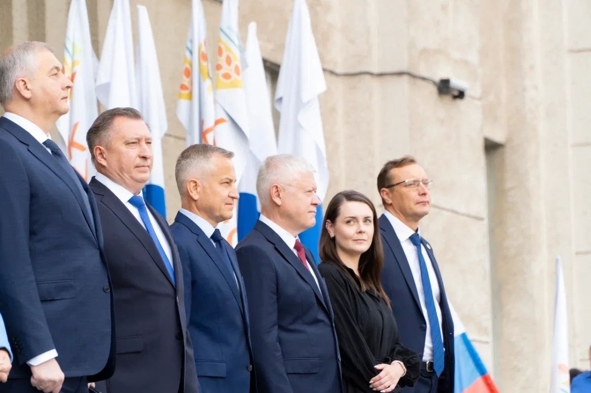 Первый заместитель губернатора - председатель Правительства Курской области Александр Чепик, заместитель губернатора Сергей Фофанов и депутат Государственной Думы Василий Пискарев поздравили с началом нового учебного года...