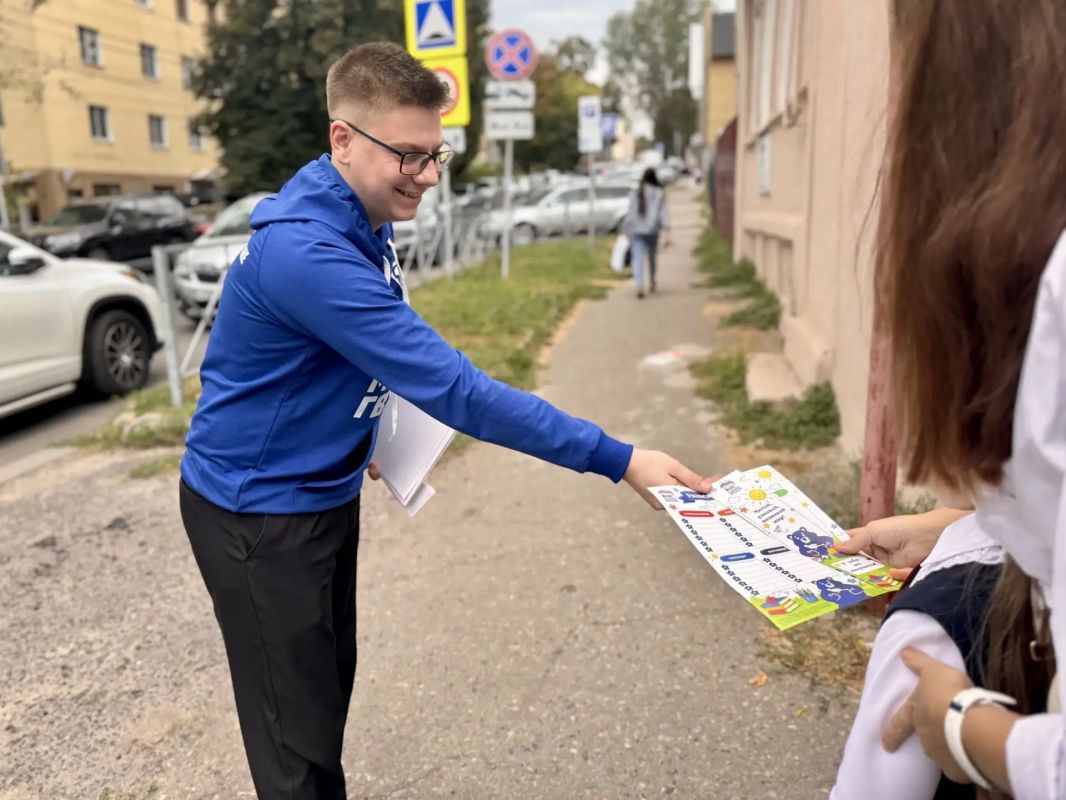Молодогвардейцы поздравили курских школьников с Днем знаний