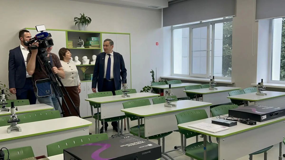 Александр Хинштейн в День знаний посетил обновленную Залининскую школу в Октябрьском районе