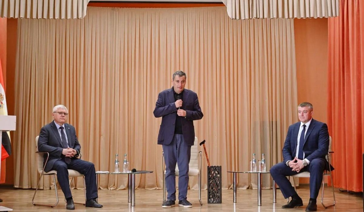 Губернатор Александр Хинштейн провел открытую встречу с жителями Курского района