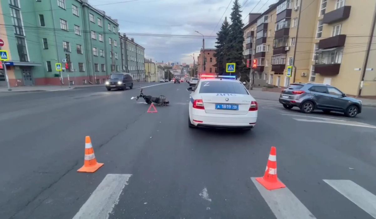 В Курске на перекрестке водитель автомобиля сбил подростка на электровелосипеде