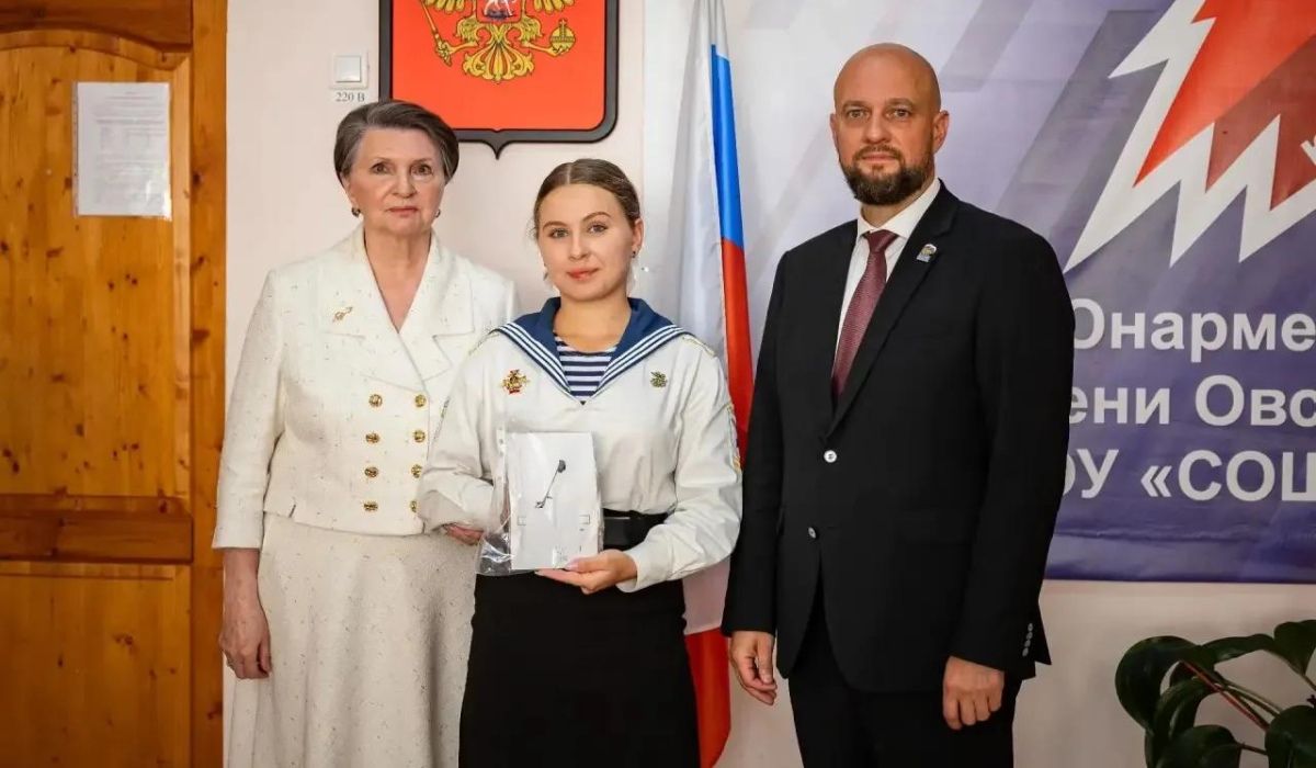 Глава Курска наградил школы за активный уход за памятниками и аллеями памяти