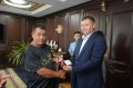 В Керчи вручили благодарность жителю Курска, спасшему тонущую пару
