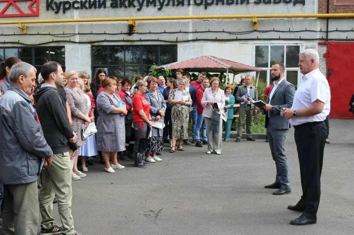 #ВстречиДепутатов. Открытый разговор Около сотни сотрудников Курского аккумуляторного завода пришли на встречу с депутатами областной Думы Алексеем Золотарёвым и Андреем Дюдиным