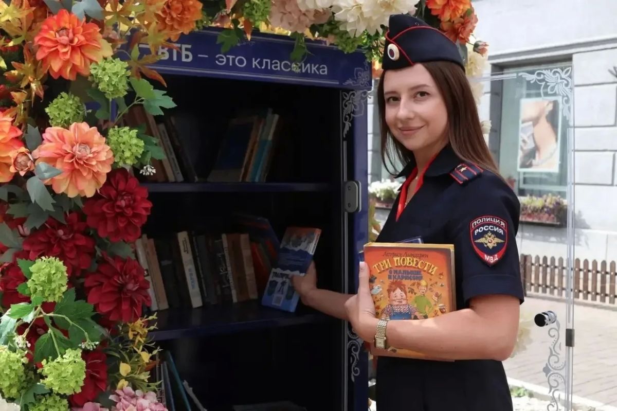 Курские полицейские пополнили шкаф киногообмена классическими произведениями