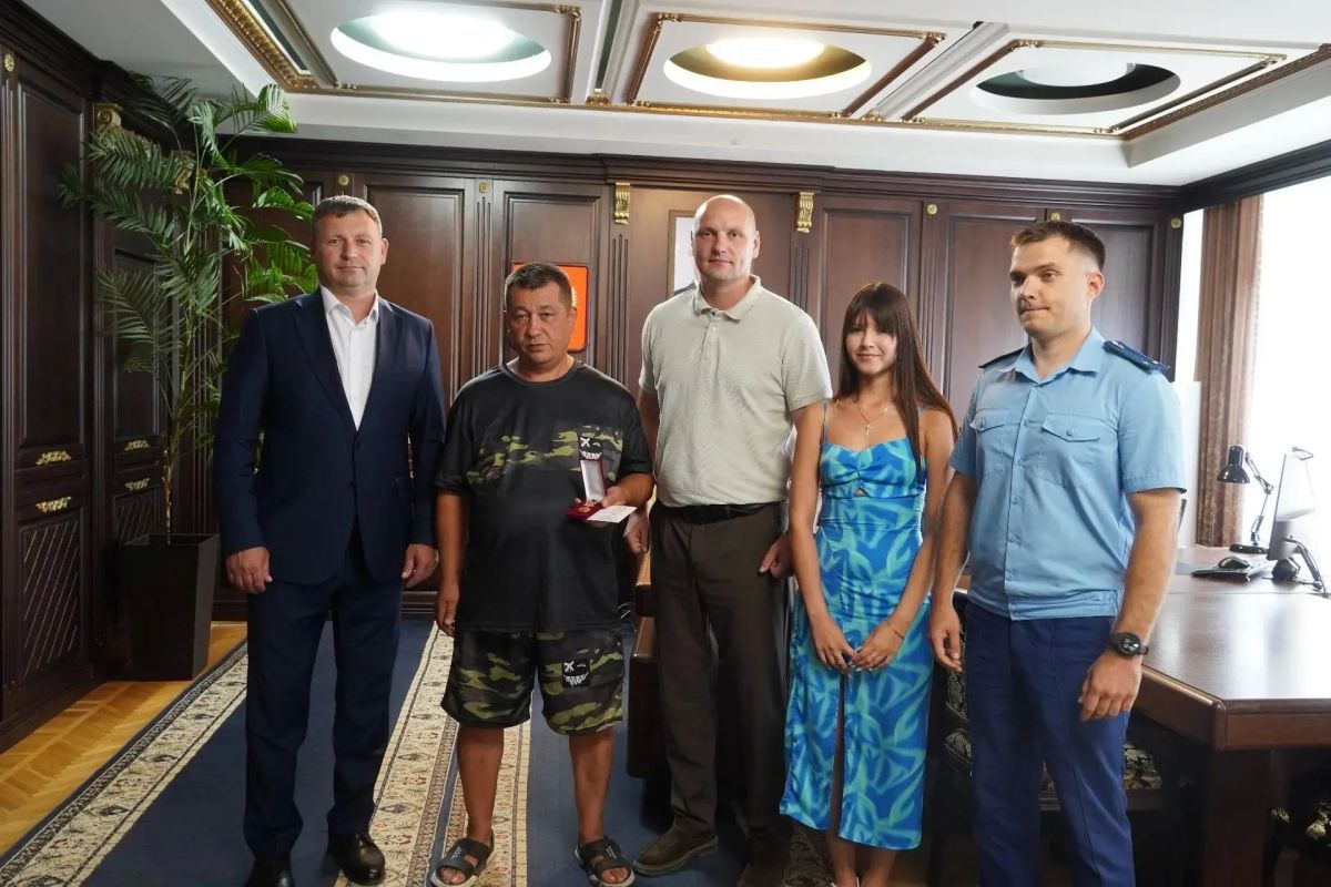 Житель Курска спас тонувшую девушку на пляже в Крыму
