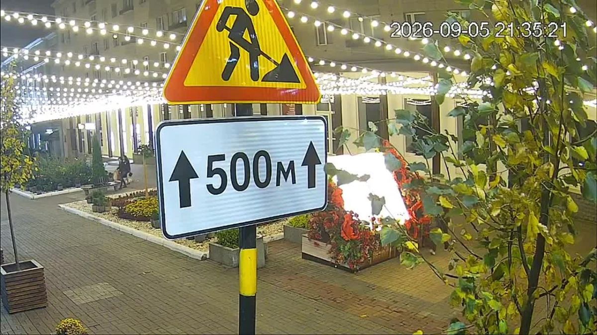 В Курске на недавно благоустроенной улице Ленина повредили клумбы и разорвали книги в фотозоне. Городские службы уже подали заявление в правоохранительные органы. Об этом сообщил мэр Евгений Маслов