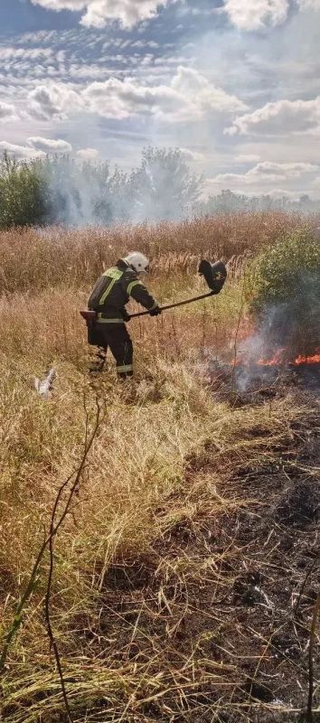 Огнеборцы ПЧ Золотухинского района на тушении сухой травы в с. Щурово