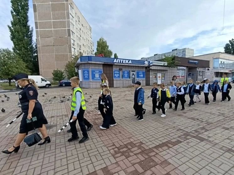 В рамках информационно-пропагандистской кампании «Внимание — дети!» Курчатовская Госавтоинспекция вместе с первоклассниками школы №6 и отрядом ЮИД отработали безопасный маршрут «Дом-школа-дом»