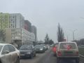 В Курске продолжается борьба с автомобильными пробками, которые стали формироваться на выезде из гипермаркетов "Лента" и "Лемана Про" после того, как рядом возвели новый жилой микрорайон, а о дорогах для его жителей не...