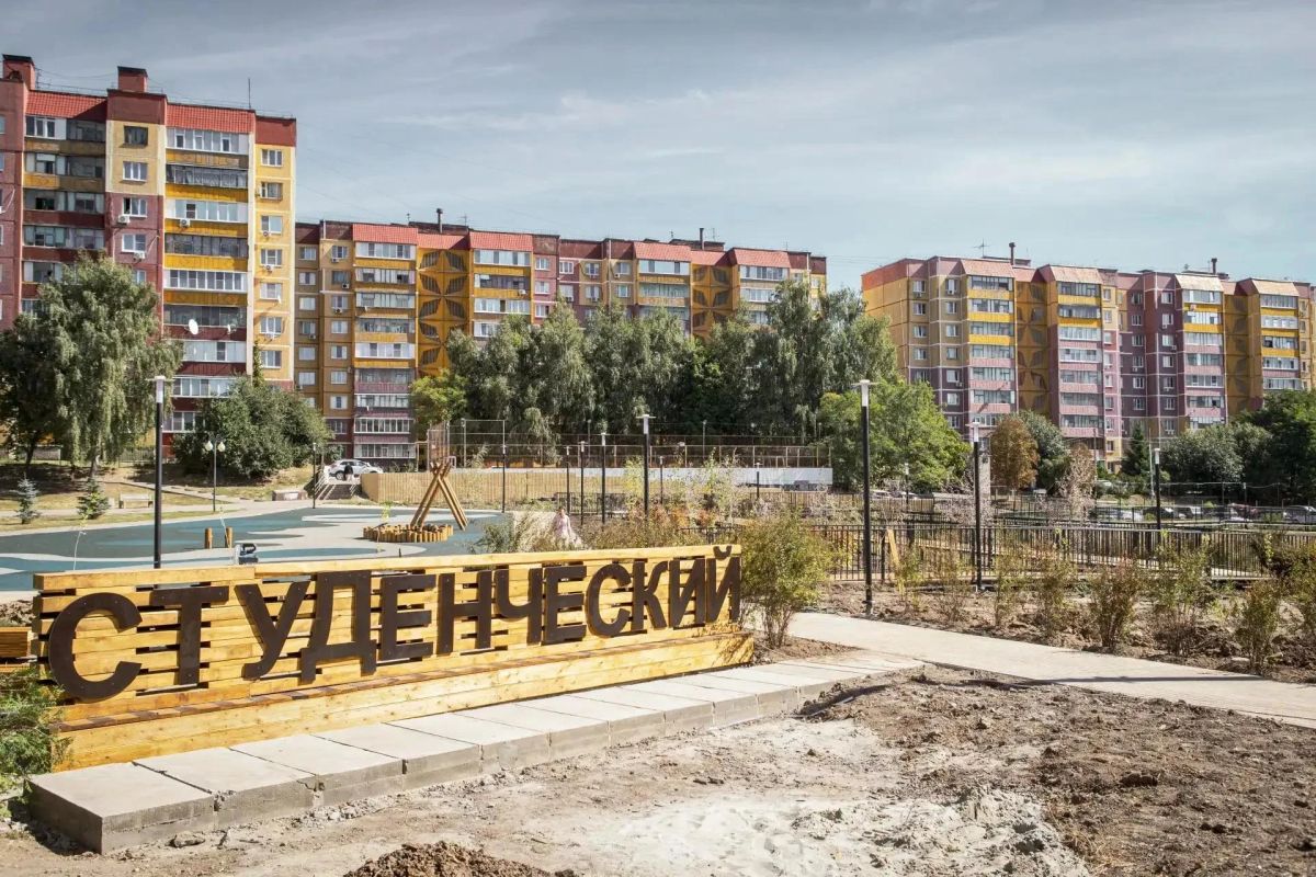 В Курске подходят к концу работы по благоустройству сквера на улице Студенческой