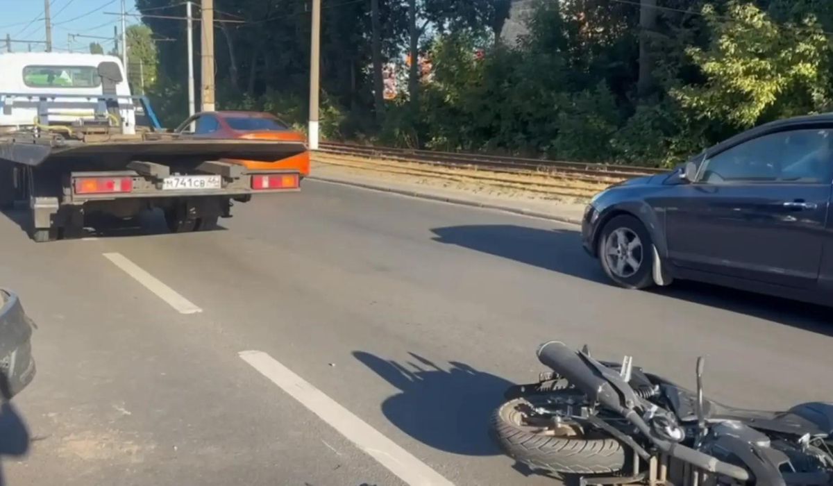 В Курске на проспекте Ленинского Комсомола столкнулись мотоцикл и иномарка