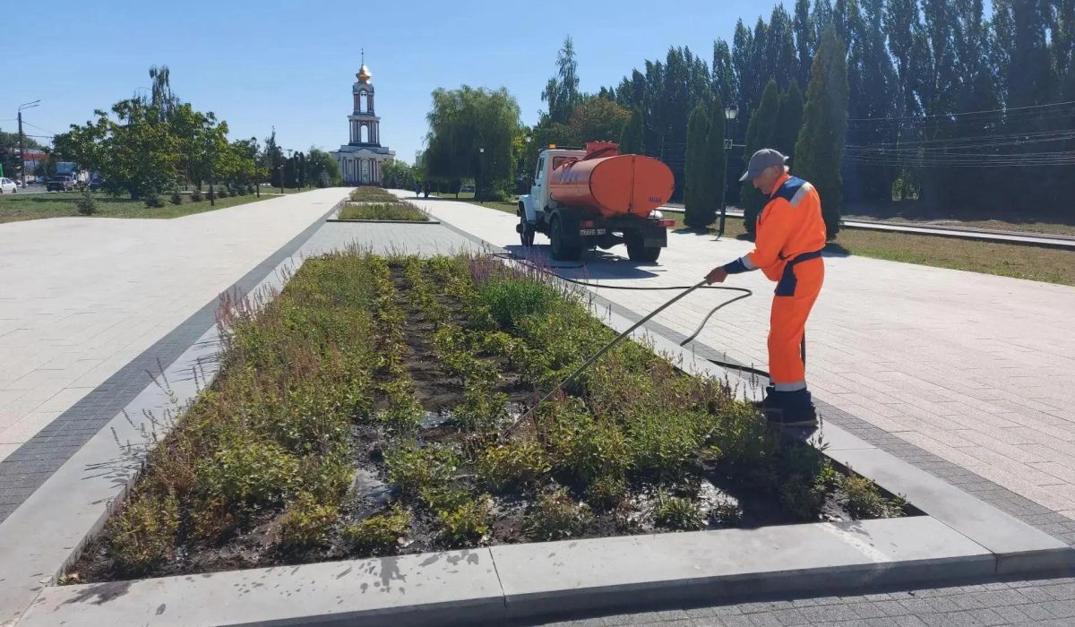 В парке «Патриот» Курска специалисты готовят клумбы к осенней высадке тюльпанов