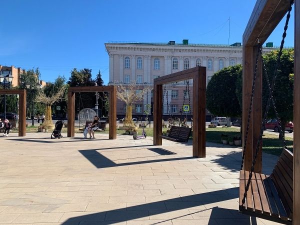 В Курске на Театральной площади установили 6 качелей