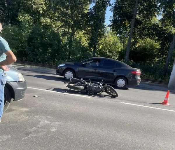 В Курске столкнулись автомобиль и мотоциклист