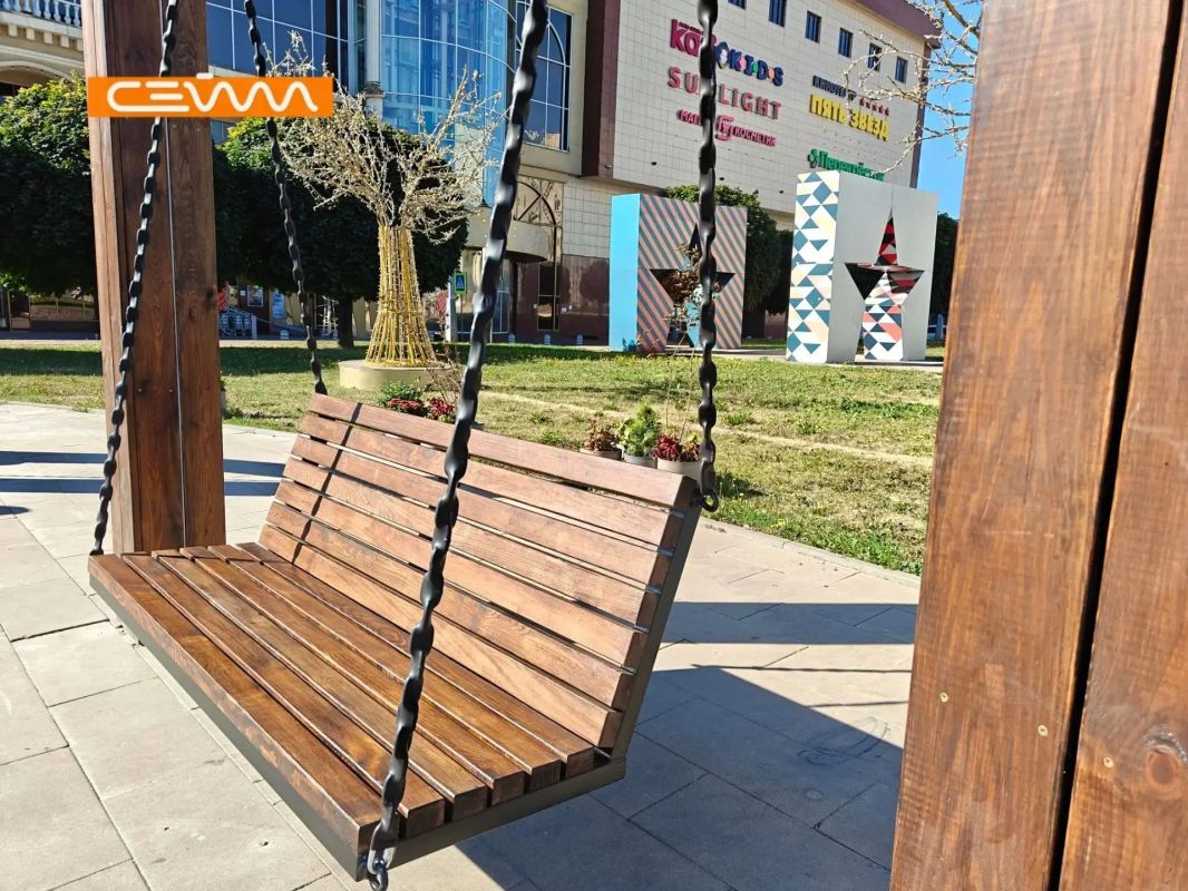 В Курске на Театральной площади установили 6 новых качелей