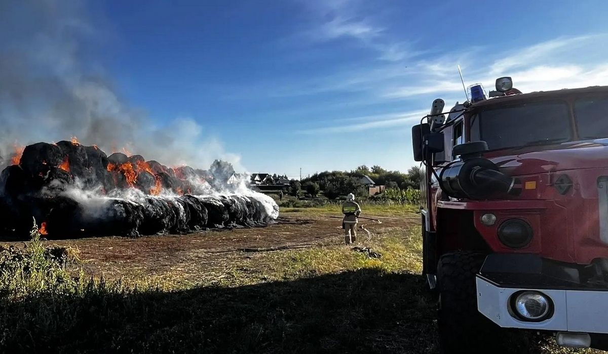 В Курской области огонь уничтожил 150 тюков сена