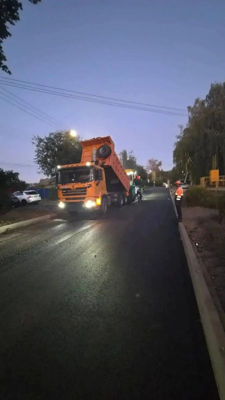 В Курске на улице Малых, наконец, начали укладывать асфальтовое покрытие