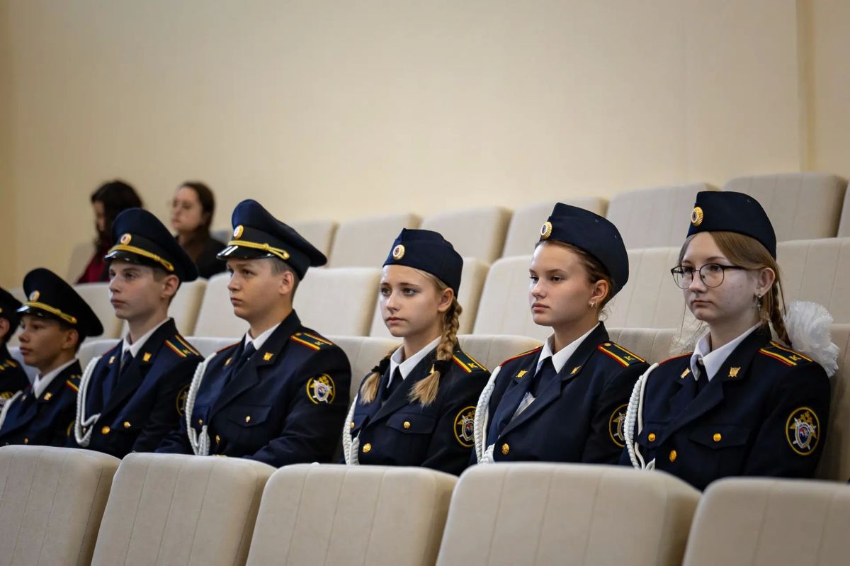 В школе № 23 открылся клуб юных десантников «Ледяная синева»