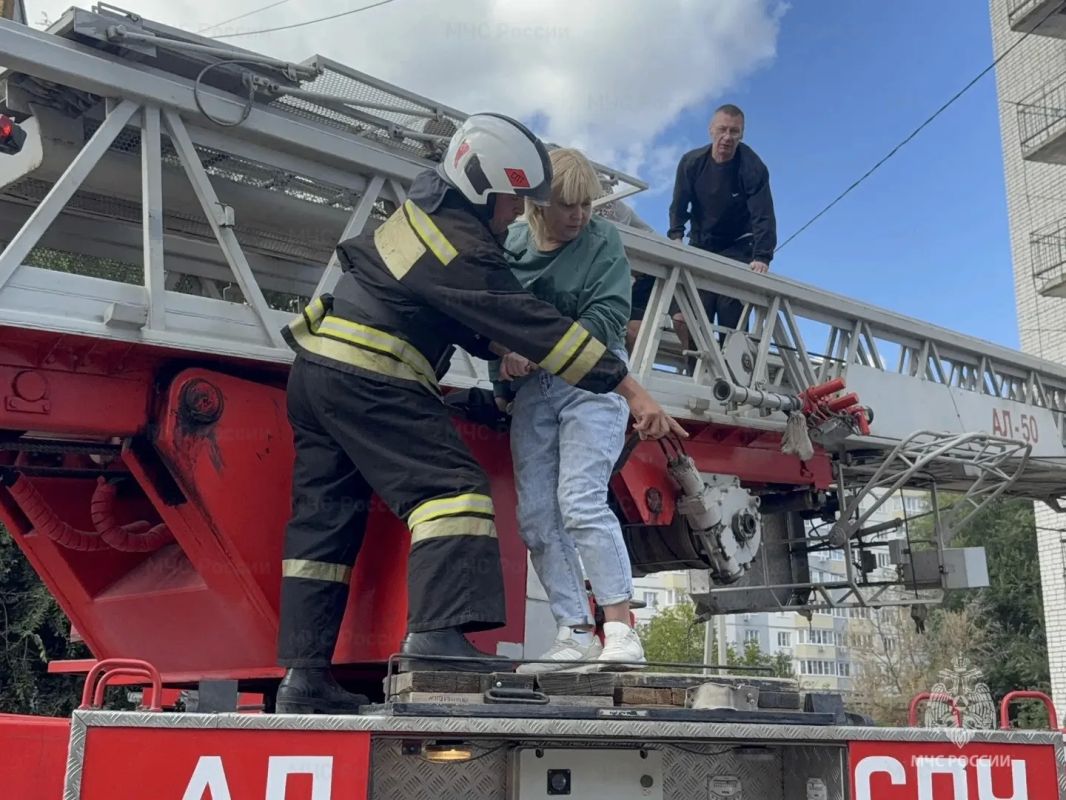 В Курске при пожаре спасли 8 человек по автолестнице
