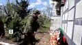 "Мы плакали, понимая, что в такое тяжелое время помогли России": гид из КНДР Чве Сон Хе рассказала "Вестям", какие эмоции испытывали северокорейцы на церемонии награждения сограждан, помогавших нашим военным на СВО