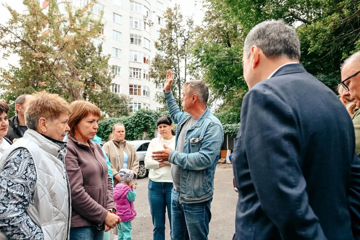 Сегодня губернатор Курской области Александр Хинштейн объехал ряд пострадавших после ракетной атаки объектов в областном центре