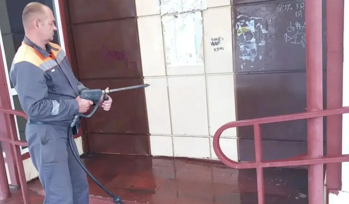 В Курске стартовала масштабная очистка остановок и улиц от незаконной рекламы