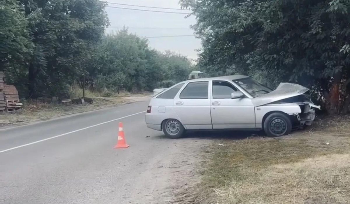 В Курске 17-летний подросток на машине врезался в дерево и попал в больницу