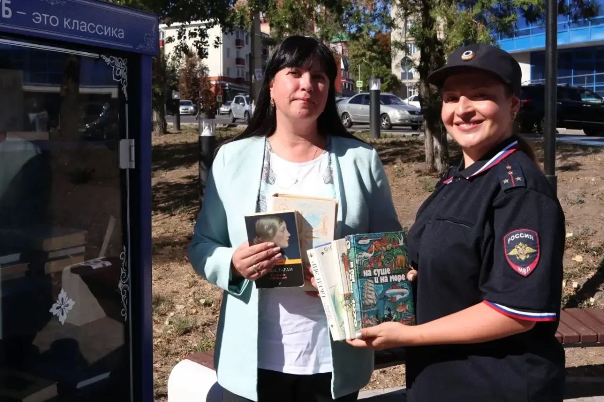 В Курске полицейские и общественники пополнили книжный шкаф