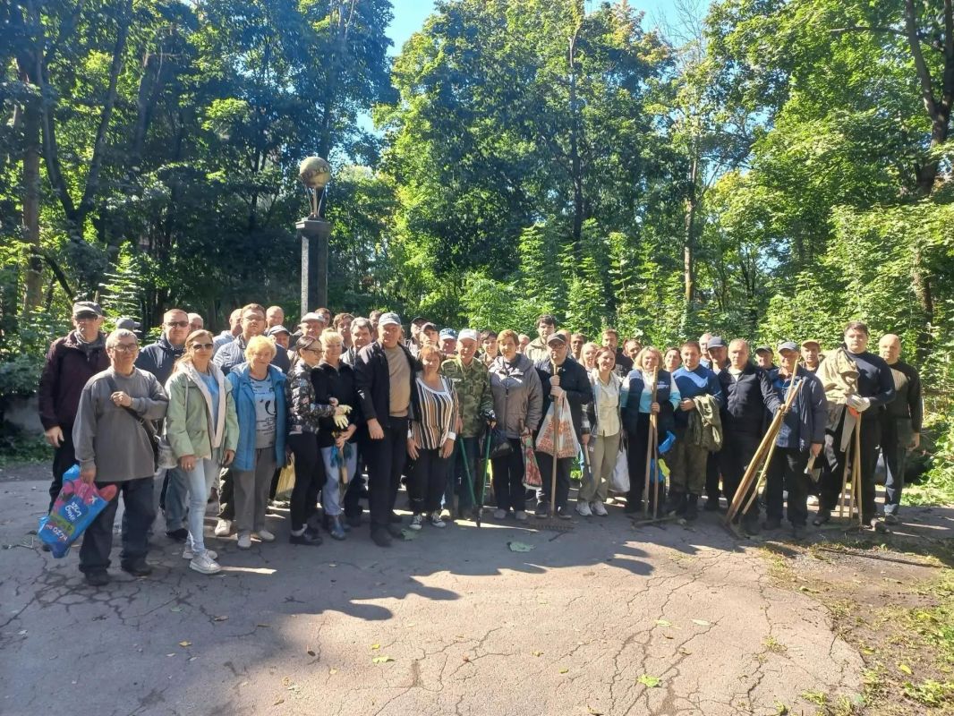 Сотрудники отрасли культуры города Курска приняли эстафету областных коллег по благоустройству территории Никитского кладбища