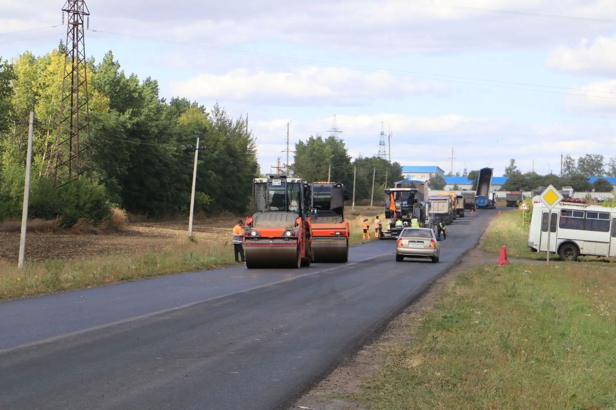 В Касторенском районе ремонтируют дорогу к маслоэкстракционному заводу