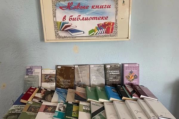 Новые книги — для сотрудников и их семей: в колонии-поселении № 8 обновили библиотечный фонд
