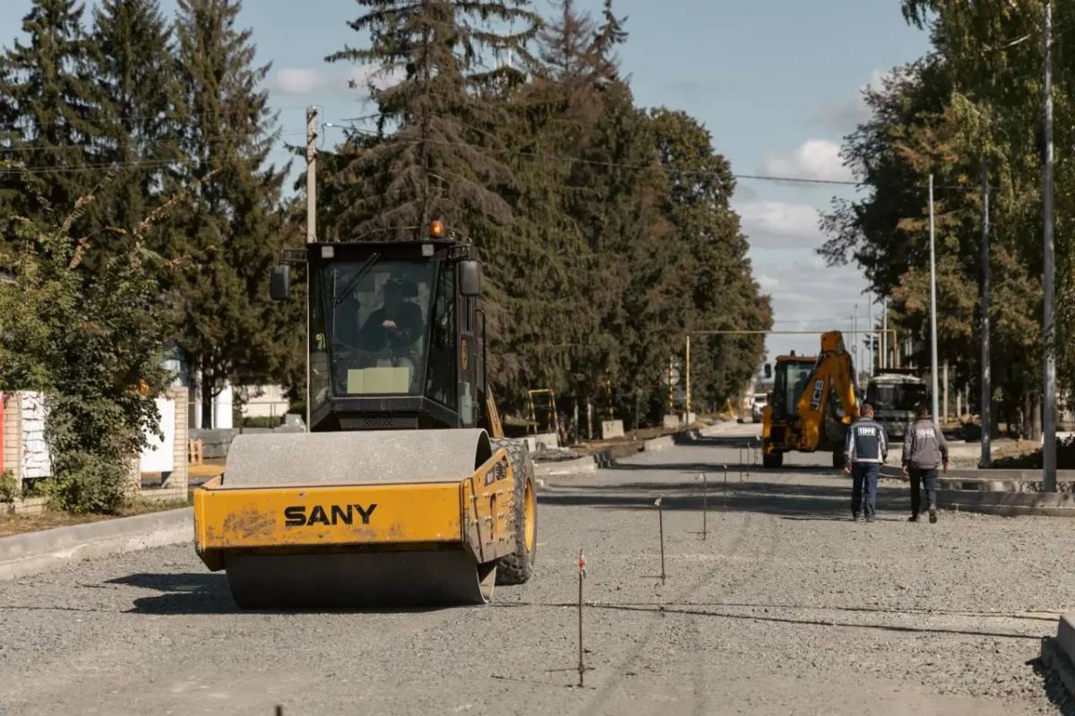 На ул. Ленина в посёлке Кшенский дорожники готовят основание под укладку верхнего слоя асфальтобетонного покрытия