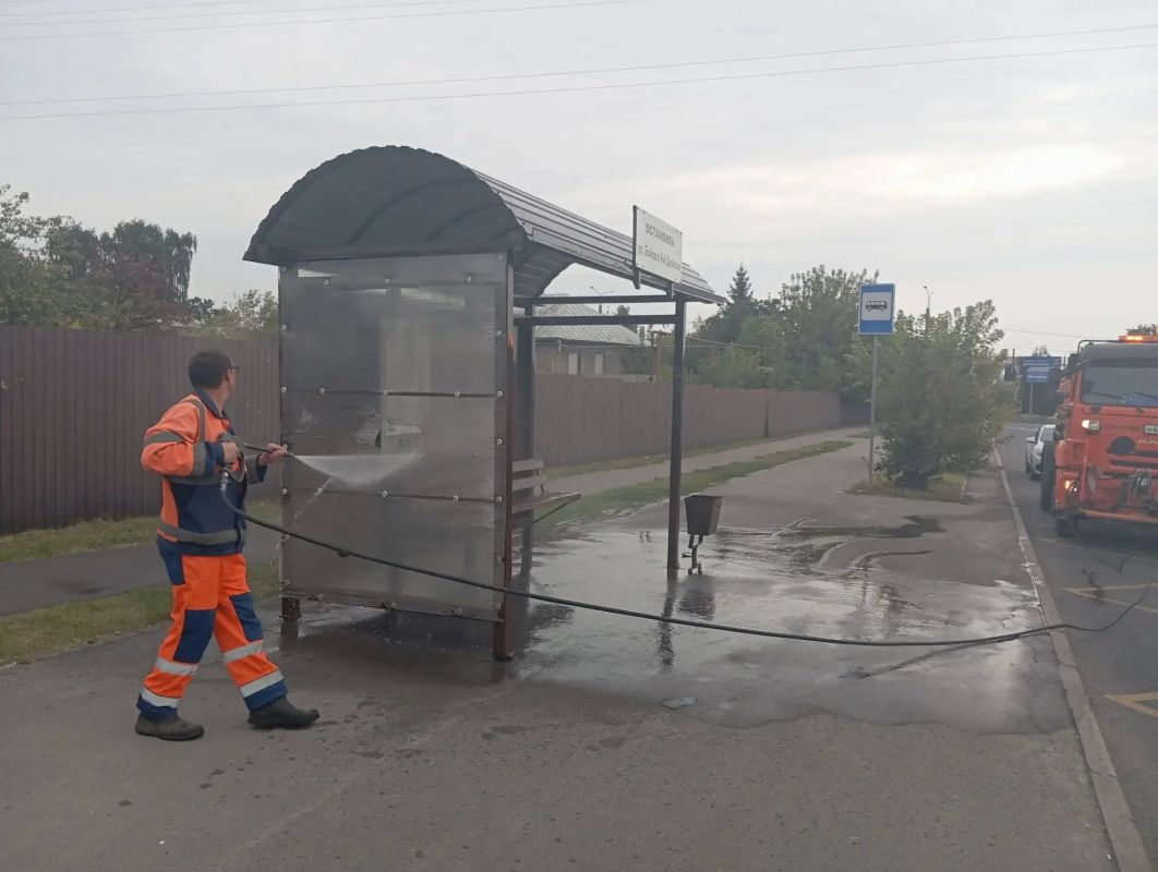 В Курске продолжают очищать остановки от рекламы и граффити