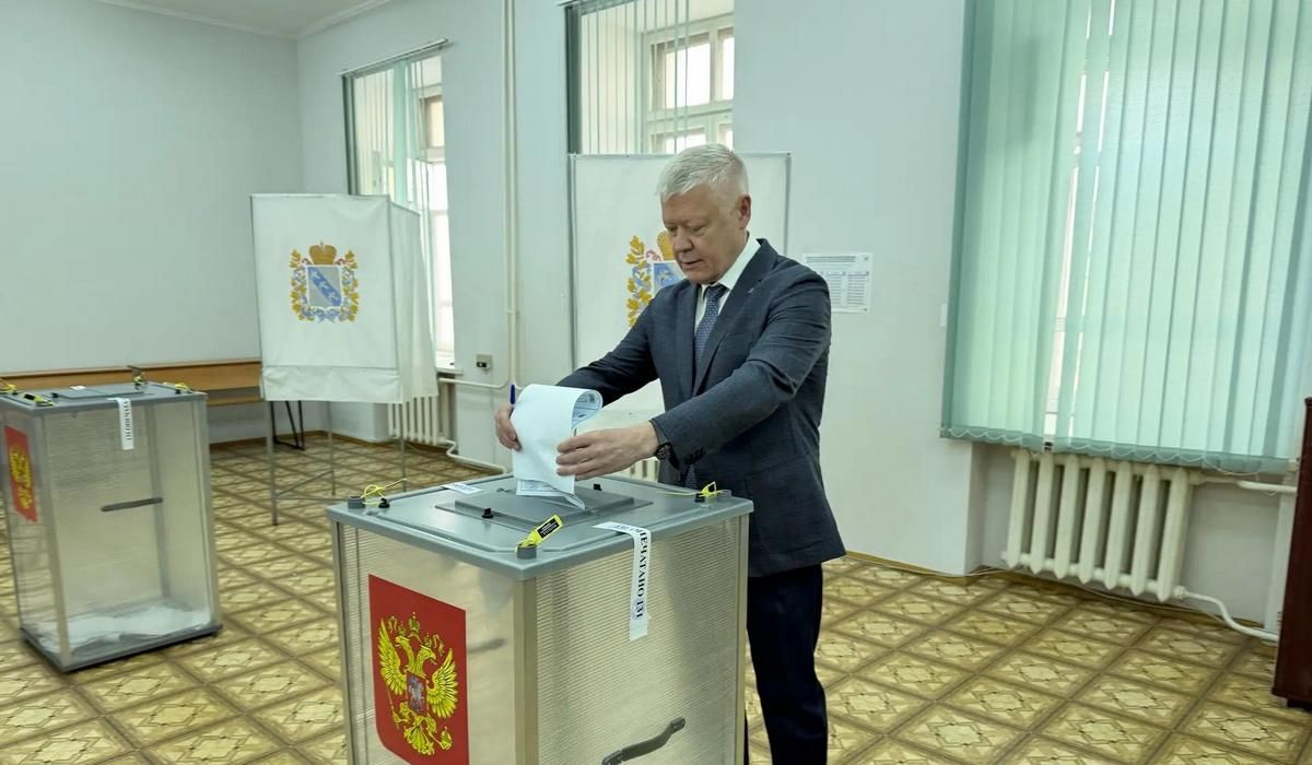 Депутат Госдумы Василий Пискарев проголосовал на выборах в Курске
