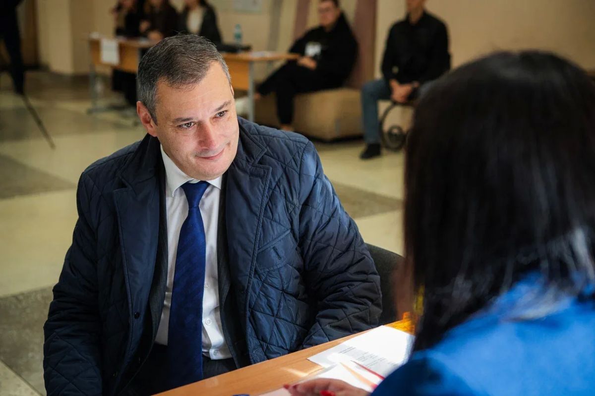 Губернатор Александр Хинштейн проголосовал на избирательном участке в Курске