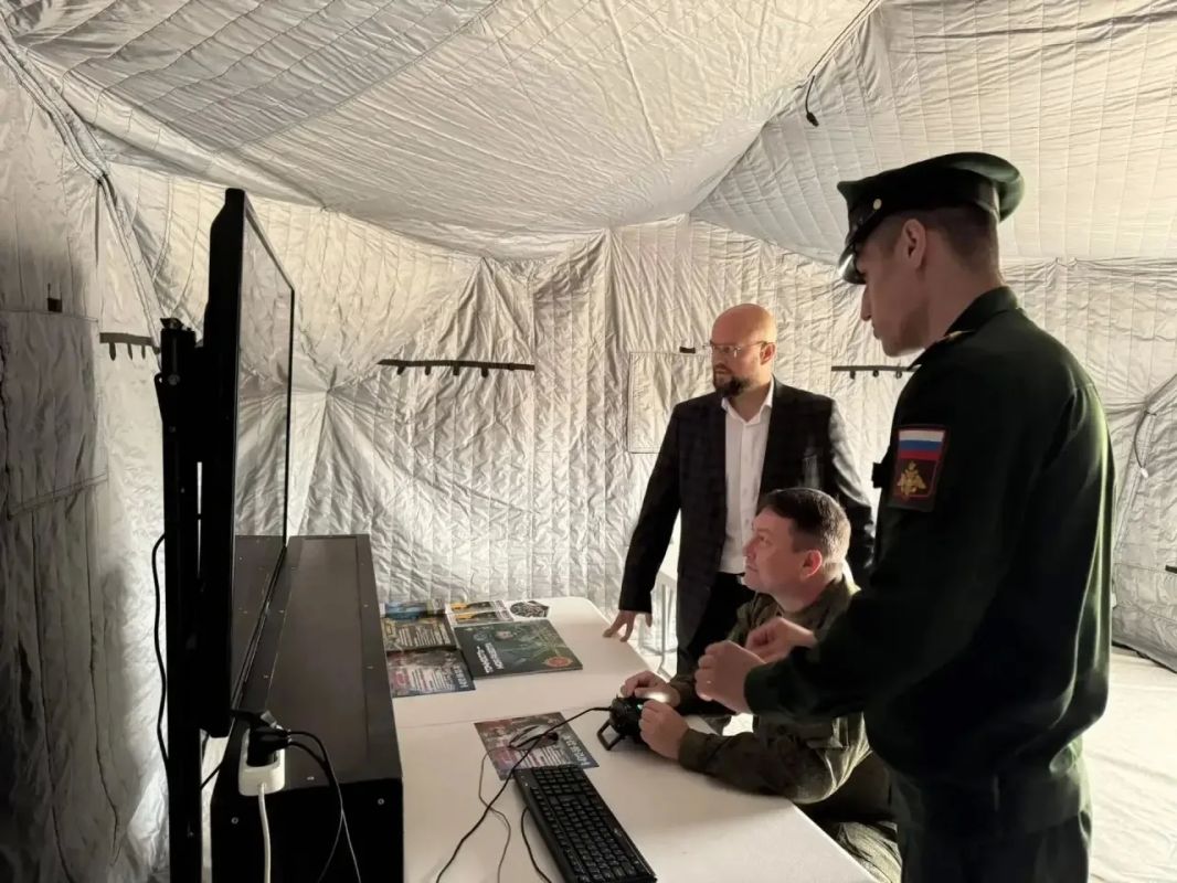В Курске на Театральной площади работает мобильный пункт отбора на службу по контракту