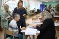 Сурдопереводчик помогает избирателям с нарушениями слуха на участке в Курске