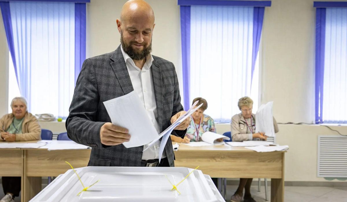 В Курске мэр Евгений Маслов проголосовал на выборах и призвал жителей прийти